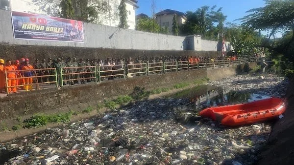 Pembersihan Kanal Sinrijala, (Dok: Kabar Makassar).