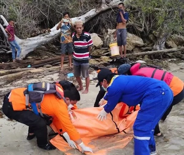 Evakuasi salah satu korban KM Yuiee Jaya 02 yang terdampar di Pesisir Barat Pulau Kayuadi, Kepulauan Selayar.