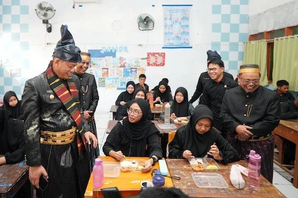 Peninjauan langsung Makan Bergizi Gratis di Bulukumba oleh Pj Gubernur Sulsel, Prof Fadjry Djufry (Dok: Ist)