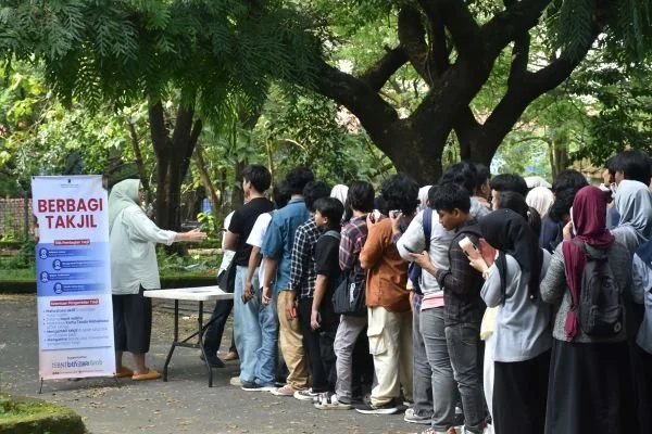 Mahasiswa Unhas Antusias Ikuti Berbagi Takjil Ramadan. (Dok: Ist)