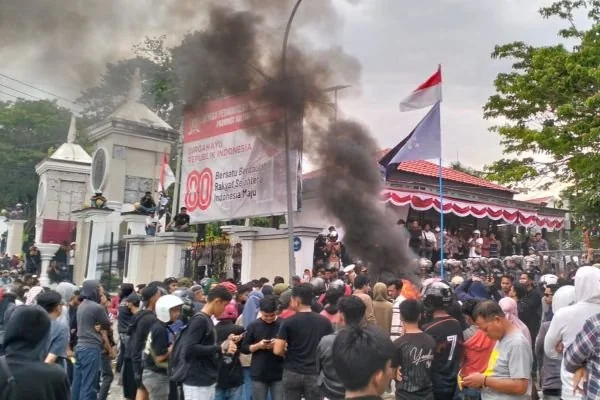 Ratusan massa aksi saat melakukan unjuk rasa di DPRD Sulbar (Dok : Aldy KabarMakassar).