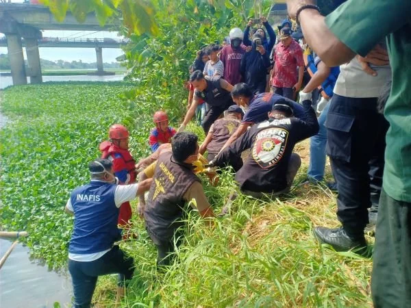 Tim Inafis Polres Gowa bersama Biddokes Polda Sulsel saat mengevakuasi mayat pria di Sungai Jeneberang (Dok : Ist).