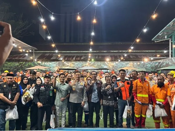 Rudianto Lallo dan Polda Sulsel Berbagi Sembako, (Dok: Ist).