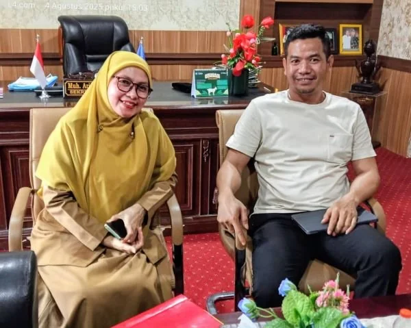 Ketua Lembaga Pemberantas Korupsi (LPK) Sulawesi Selatan Hasan Anwar saat menemui Kepala Bidang Penindakan Aparatur Sipil Negara (ASN) Sekretariat Daerah Jeneponto Andi Badariah, diruang kerjanya (Dok : Ist).