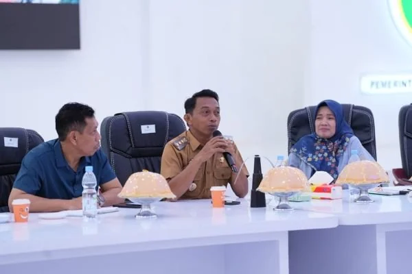 Bupati Sidrap Syaharuddin Alrif saat memimpin rapat persiapan pelaksanaan Pekan Olahraga, Seni, dan Belajar (Porsenijar) Sulawesi Selatan 2026 (Dok: Ist)