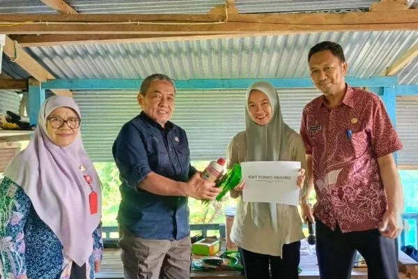 Penyerahan bantuan bibit bagi kelompok wanita tani di Majene (Dok : Ist).