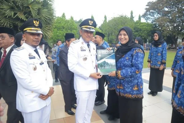 upati Paris Yasir dan Wabup saat menyerahkan SK ke salah satu ASN dalam acara peringatan OTDA (Dok : Ist).