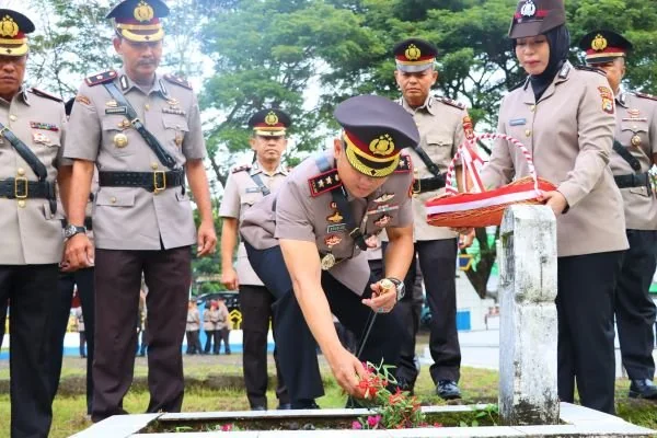 Polres Maros melakukan ziarah ke TMP di Kabupaten Maros (Dok: Ist).