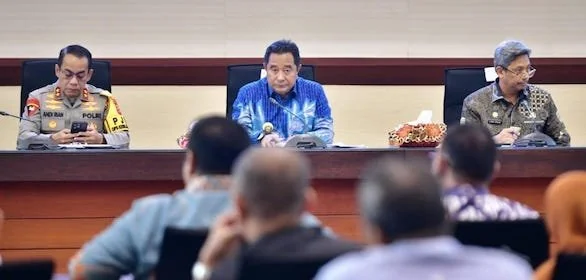 Pj Gubernur Sulsel, Bahtiar Baharuddin di Ruang Rapat Pimpinan Kantor Gubernur Sulsel, Jumat, (15/3).