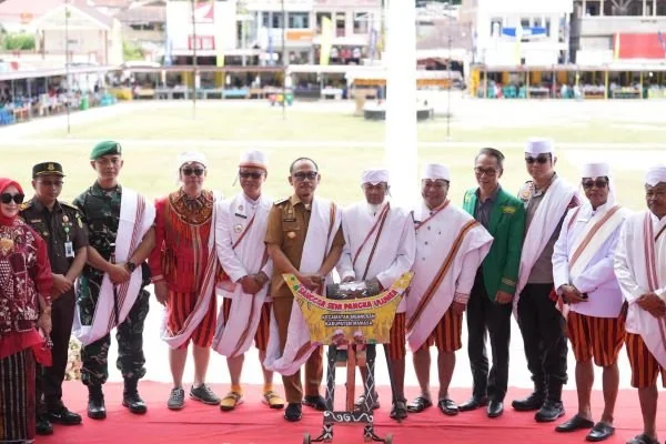 Gubernur Sulbar saat membuka event Bulan Mamase atau Bulan Kasih Sayang yang diselenggaraan Pemerintah Kabupaten Mamasa. (Dok: Ist)