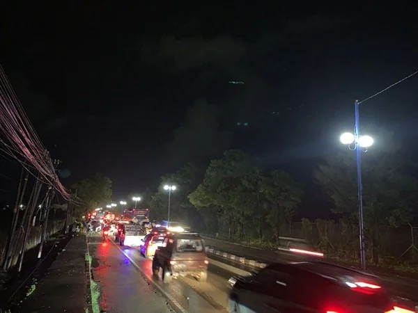 Jelang libur panjang selama 4 hari, yang jatuh pada 8-12 Maret 2024 terjadi kepadatan kendaraan di Kabupaten Maros, Sulawesi Selatan.