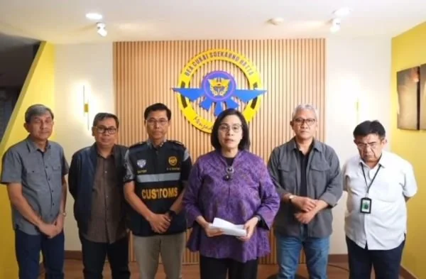 Menteri Keuangan, Sri Mulyani usai bertemu dengan jajaran Pimpinan Bea Cukai Kantor Pelayanan Umum Soekarno-Hatta.