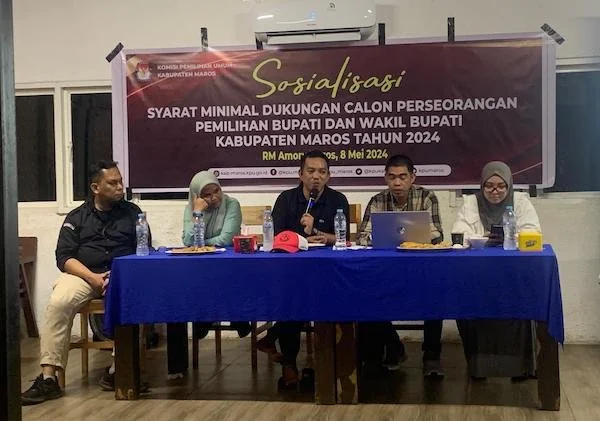 Ketua KPU Maros, Jumaedi bersama staf KPU Maros (Foto : KabarMakassar Andi Yusril Natsir).