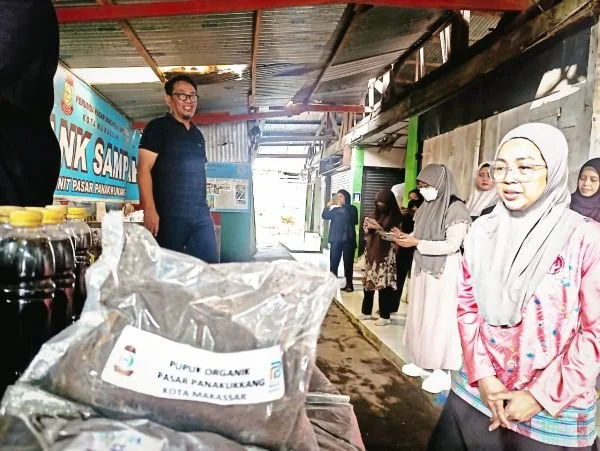 Ketua Forum Kota Sehat Makassar, Melinda Aksa, saat Meninjau Pasar Panakukang, (Dok: Ist).
