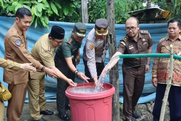 Pj Bupati Bantaeng, Andi Abubakar, bersama Kapolres Bantaeng, AKBP Edward Jacky Tofani saat peresmian Sumur Bor dan Bakti Kesehatan dalam rangka hari Bhayangkara ke-78 (Dok : ist).
