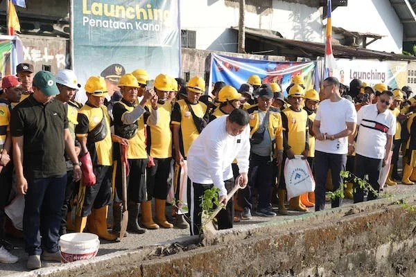 Wali Kota Makassar Munafri Arifuddin saat Penataan Kanal Jongaya dan Kerja Bakti Massal, (Dok: Ist).