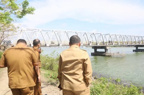 Wali Kota Munafri Arifuddin saat Meninjau Jembatan Barombong (Dok: Ist).