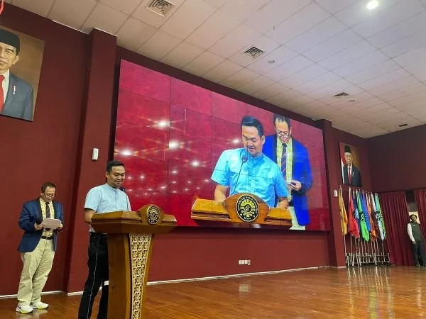 Direktur WALHI Sulsel, Muhammad Al Amin saat menerima penghargaan Kabar Award (Dok : KabarMakassar).