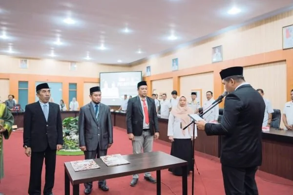 Bupati Bantaeng Uji Nurdin Melantik Iqbal Direktur Perseroda dan Suwardi Direktur Perumda Air (Dok : Ist).