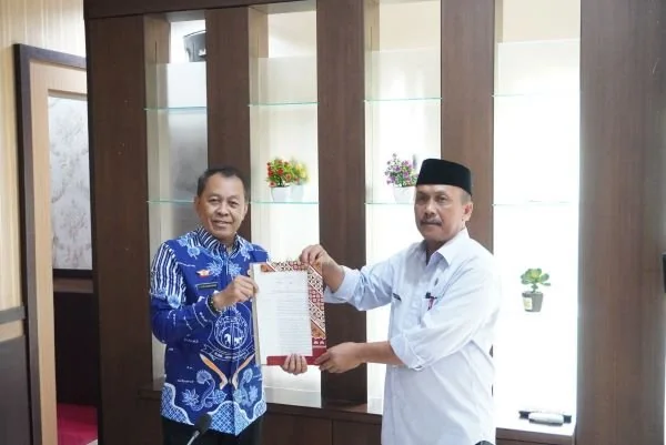 Ketua Panitia Seleksi, Sirajuddin Mamang saat menyerahkan Surat Keputusan (SK) ke tangan Helmi di Ruang Rapat Sekretaris Daerah (Sekda) Kabupaten Jeneponto (Dok : Ist).