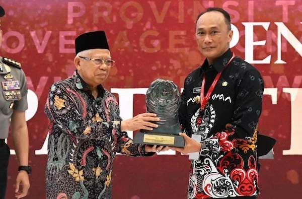 Pj Gubernur Sulsel, Prof Zudan Arif Fakrulloh saat menerima penghargaan Paritrana yang diserahkan Wakil Presiden RI, KH Ma'ruf Amin (Dok: Int)