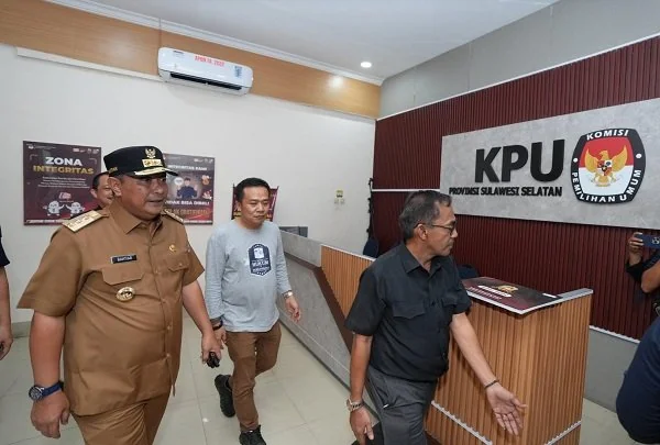 Pj Gubernur Sulawesi Selatan, Bahtiar Baharuddin Pantau Kesiapan Pemilu di Kantor Komisi KPU Jalan Andi Pangerang Pettarani
