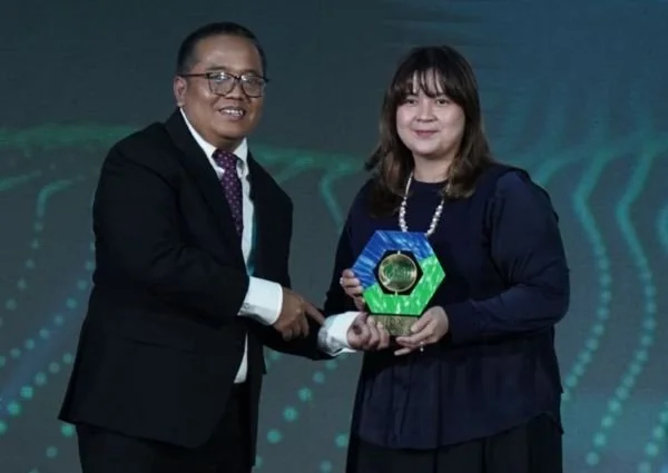 Head Sustainability XLSMART, Ratu Maulia Omaya saat menerima penghargaan yang diraih XLSMART untuk Kategori Infrastruktur Kelistrikan dan Telekomunikasi di ajang IDX Channel Anugerah ESG 2025 (Dok: Ist)