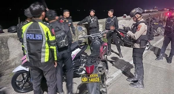 Patmor dan Satlantas Polresta Mamuju saat mengamankan pengendara sepeda motor yang terlibat Balap liar di arteri Mamuju (dok:ist)
