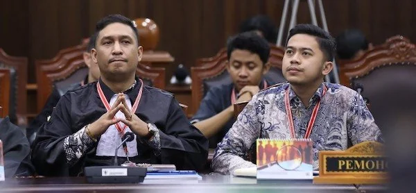 Pemohon Doris Manggalang Raja Sagala (kiri) mengikuti sidang pengucapan putusan pengujian Undang-Undang Nomor 10 Tahun 2016  (Dok: Ist).