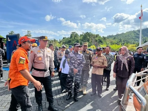 Pengecekan perlengkapan yang akan digunakan dalam penanganan bencana di Sulbar. Dok. Ist