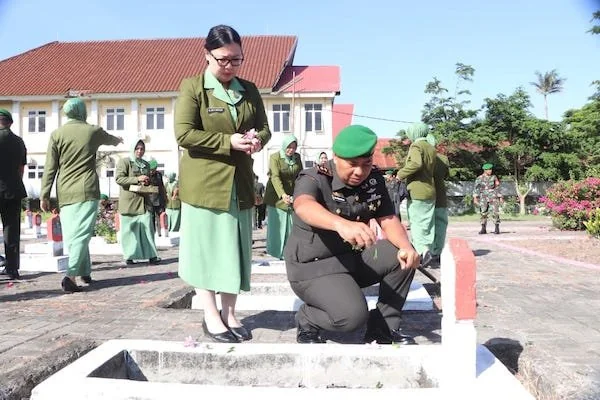 Dantim 1425 Jeneponto, Letkol Inf Abdul Muthalib Tallasa, saat melakukan ziarah kubur di TMP Laptur. (Ist).