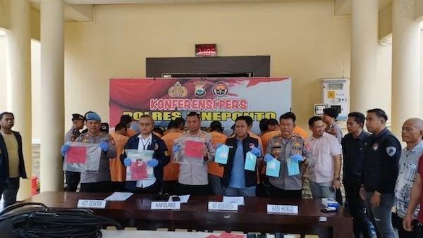 Kapolres Jeneponto AKBP Widhi Setiawan, Didampingi para pejabat utama, saat memimpin press release di depan kantor Mapolres Jeneponto. (Ullah).