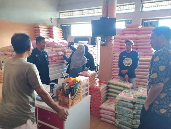 Satgas Saber Pangan Sulbar saat memantau sejumlah distributor di Mamuju, Sulawesi Barat (dok:ist)