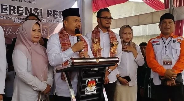 Muhammad Sarif Patta dan Moch. Noer Alim Qalby bersama seluruh jajaran Partai Politik pengusung saat menggelar konferensi pesr di depan Kantor KPU Jeneponto (Dok : Ullah KabarMakassar).