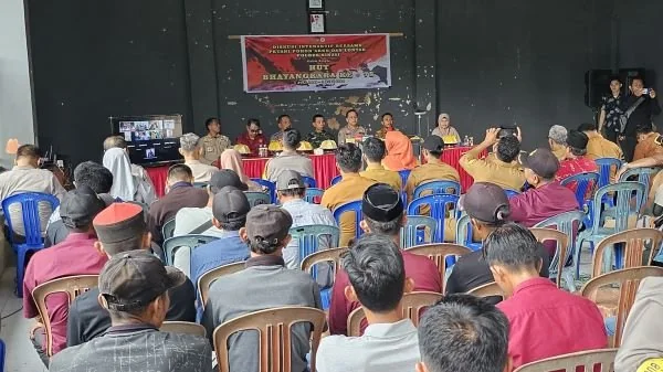 Kapolres Sinjai saat menggelar diskusi bersama petani aren dan lontar (Dok : ist).