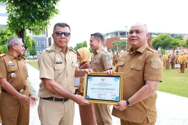 Bupati Andi Utta Beri Penghargaan Tiga OPD Berprestasi di Bulukumba. (Dok: Ist)