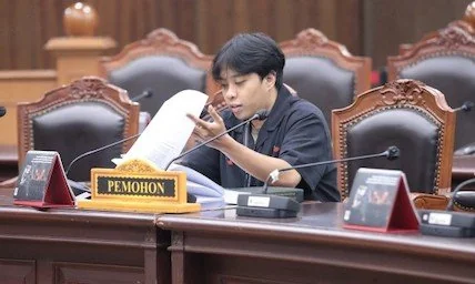 Yusuf Shamawarmansyah, seorang mahasiswa yang mengajukan permohonan Pengujian KUHP menjelaskankan dalil-dalilnya kepada majelis panel Hakim Konstitusi (Dok: Ist).