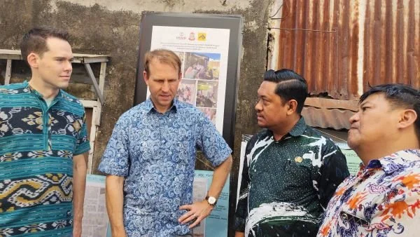 Direktur dan Wakil Direktur Lingkungan Hidup USAID Indonesia saat melakukan kunjungan ke kader penerima bantuan Tangki Septic di Kelurahan Mariso (Dok : Hanifah KabarMakassar).