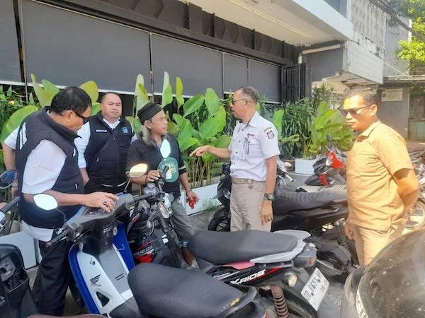 TRC PD Parkir Makassar Tindak Tegas Jukir Nakal di Jalan Nusantara
