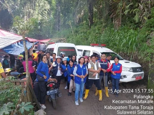 Dinas Kesehatan Sulawesi Selatan saat memberikan bantuan untuk korban longsor di Tana Toraja.