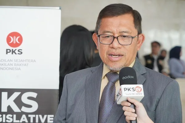 Anggota Komisi II DPR RI dari Fraksi PKS, Dr. KH. Ahmad Heryawan, (Dok: Ist).
