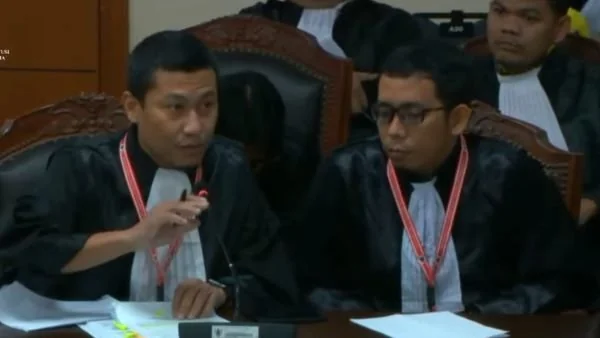 Kuasa hukum Sarif-Qalby, Eko Saputra dan Anas Malik saat membacakan paparkan Subjectum Litis kepada hakim MK (Dok : Ist).