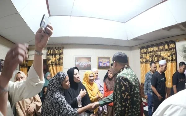 Penyerahan Santunan untuk Keluarga Abay, (Dok: Kabar Makassar).
