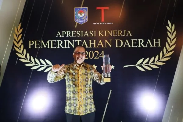 Wali Kota Makassar saat menerima penghargaan di ajang Apresiasi Kinerja Pemerintahan Daerah 2024 (Dok : Ist).