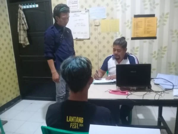 Pelaku saat diamankan di Polsek Pattalassang (Dok : Saleh KabarMakassar).