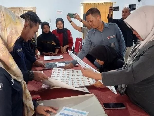 Ketua Bawaslu Bantaeng, Ningsih saat lakukan Pengawasan Melekat Proses Sortir Logistik Pemilihan 2024 di Aula Kantor KPU Bantaeng (Dok : Ist).