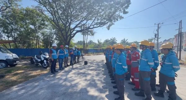 Jelang Hari Pelanggan Nasional PLN Makassar Selatan lakukan pemangkasan terpadu di kawasan Tanjung (Dok: Ist)