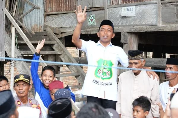 Bupati Sidenreng Rappang (Sidrap), Syaharuddin Alrif, saat meninjau langsung rumah Ladali. (Dok: Ist)