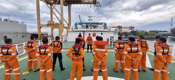 Tim Basarnas Makassar, saat melakukan persiapan pencarian ABK KM Asia Mulia yang  Tenggelam di Perairan Bungeng, Jeneponto (ist).
