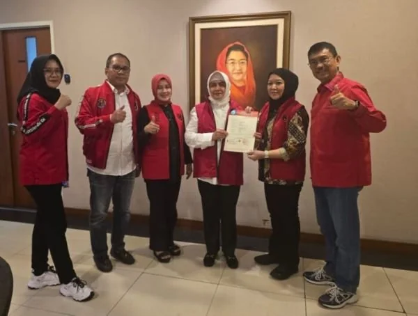 Proses penyerahan rekomendasi B1KWK diserahkan oleh Pengurus DPP PDI Perjuangan yakni Wakil Bendahara Yuke Yurike disaksikan Ketua DPD PDI Perjuangan Sulawesi Selatan, Ridwan Andi Witri dan Ketua DPC PDI Perjuangan Kota Makassar, A. Suhada Sappaile (Dok :